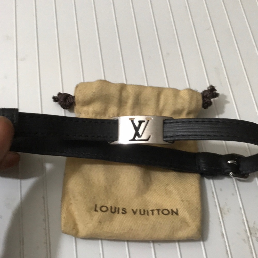 Louis Vuitton. (Double wrap). Leather. Bracelet